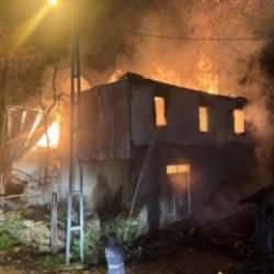 Karabük'te iki katlı ev yandı