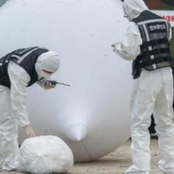 Koreler arası &ccedil;&ouml;p krizi! Balon, başkanlık binasına d&uuml;şt&uuml;