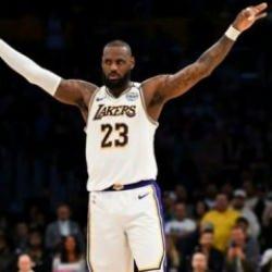 NBA'de LeBron James "triple-double" ile oynadı, Lakers 3'te 3 yaptı