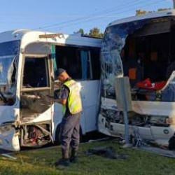 Otel &ccedil;alışanlarını taşıyan servisler &ccedil;arpıştı! &Ccedil;ok sayıda yaralı var