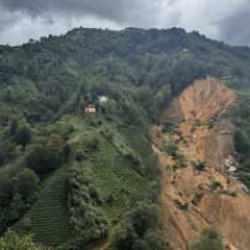 Rize'de heyelan! Valilikten a&ccedil;ıklama