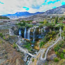 Sonbahar renklerine b&uuml;r&uuml;nen Tortum Şelalesi adeta bir tabloyu andırıyor