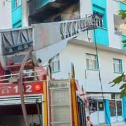 Yangında mahsur kalan 2 &ccedil;ocuk vatandaşların a&ccedil;tığı battaniyeye atlayıp kurtuldu