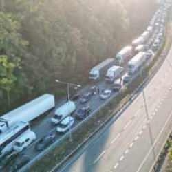 Artvin-Rize karayolu heyelan nedeniyle kapandı, uzun ara&ccedil; kuyrukları oluştu