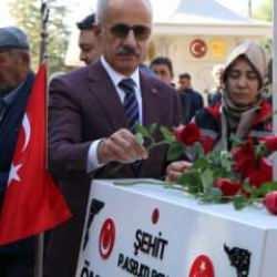 Bakan Uraloğlu, 15 Temmuz kahramanı şehit Ömer Halisdemir'in kabrini ziyaret etti