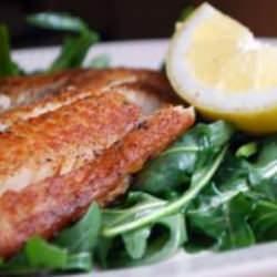 Balığın yanında roka yemek zararlı mı? Uzmanlar uyarıyor kemik erimesinin asıl sebebi!