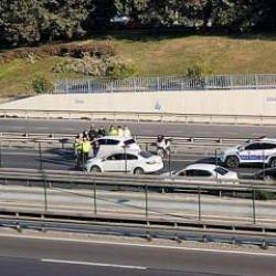 Bayrampaşa D-100'de kaza! Otomobil ile motosiklet birbirine girdi!