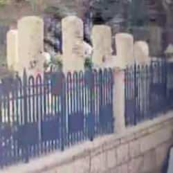  Cami avlusunda havaya ateş a&ccedil;an şahıs kameralara b&ouml;yle yansıdı