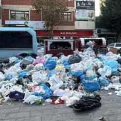 CHP'li 4 belediyede grev: &Ccedil;&ouml;p dağları y&uuml;kseliyor