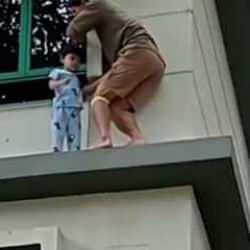 &Ccedil;ocuğun camdan dışarı &ccedil;ıktığı anlar y&uuml;rekleri ağza getirdi! İşte korku dolu anlar