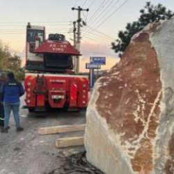 Balıkesir'de 12 tonluk mermer blok, yola düştü