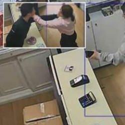 İki gen&ccedil; kızın hırsızlık oyunu! &Ouml;nce dans edip fotoğraf &ccedil;ektirdiler sonra tokat atıp...