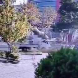 İlk başta yolcu minib&uuml;s&uuml;ne ve ardından kamyonete &ccedil;arptı