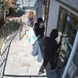 Plastik şişe ile kapıları a&ccedil;ıp, evleri b&ouml;yle soyuyorlardı