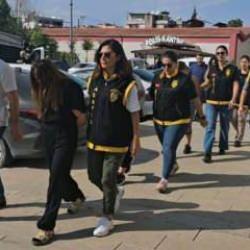 Şapka ve gözlükle kamuflaj yaptılar: Şıkır şıkır giyinip soyguna gittiler!