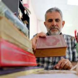 Yıpranan Kur'an-ı Kerim'leri g&ouml;n&uuml;ll&uuml; restore ediyor