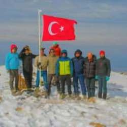 Sarıkamış'ın yıl d&ouml;n&uuml;m&uuml;nde Allahuekber Dağları'na tırmanan dağcılar şehitler i&ccedil;in dua etti