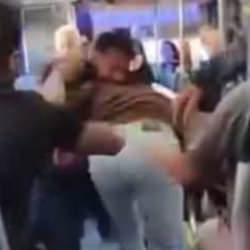 Antalya'da otob&uuml;ste 'yan bakma' kavgası! &lsquo;Evlense benim yaşımda &ccedil;ocuğu olur&rsquo;