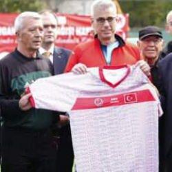 Bakan Memişoğlu, organ bağışı için düzenlenen futbol etkinliğine katıldı