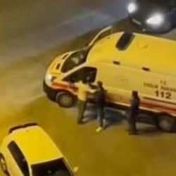 Adana'da "Beni tanıyor musun?" diyerek ambulans camını yumrukladı 