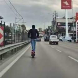 Bursa'da scooter sürücüsünün tehlikeli yolculuğu 