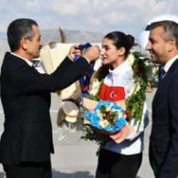 Dünya ikincisi milli boksöre görkemli karşılama
