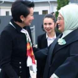 Emine Erdoğan, Kırgızistan'daki Türkiye Maarif Vakfı'nı ziyaret etti
