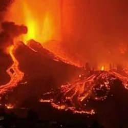 Endonezya'da yanardağ patladı: 10 kişi &ouml;ld&uuml;