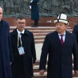 Erdoğan, Ata Beyit Anıtı’nı ve Cengiz Aytmatov’un kabrini ziyaret etti