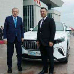 Cumhurbaşkanı Erdoğan, Kırgızistan Cumhurbaşkanı Caparov'a Togg hediye etti