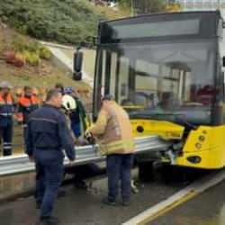 İETT otobüsü yine kaza yaptı: Kadıköy'de bariyerlere saplandı