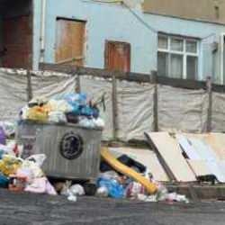 İş&ccedil;iler ile belediyenin anlaştığı Kartal'da ara sokaklarda &ccedil;&ouml;pler halen toplanmadı