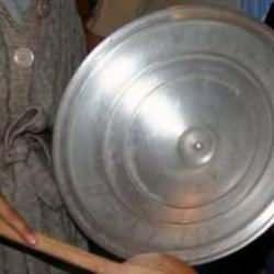 Kadının kocasına attığı tencere kapağı 'silah' sayıldı