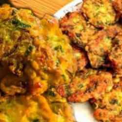 Klasik mücver kabak tadı verdi! Sevmeyeni bile bağımlısı yapacak kıymalı kabak mücver tarifi