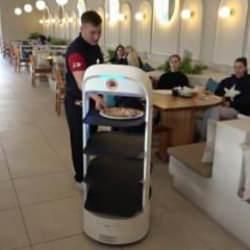 Robot garson Karabük'te işe başladı! Görenleri şaşkına çevirdi...