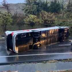 Son Dakika... İstanbul'da yolcu otob&uuml;s&uuml; devrildi: &Ouml;l&uuml; ve yaralılar var!