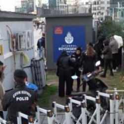 Taksim' de T&uuml;rk bayrağı dağıtıp, s&ouml;zde bağış toplayan 6 kadına para cezası