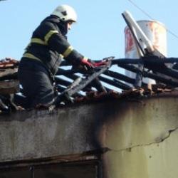 Aksaray'da iki katlı evde korkutan yangın!