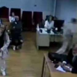 İspanya'da mahkemede akılalmaz olay! Sanık hi&ccedil;bir şey s&ouml;ylemeden duvara kafa attı
