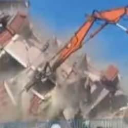 Hatay'da 5 katlı bina iş makinesinin darbesiyle tuzla buz oldu