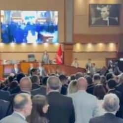 İBB Meclisi'nde kavga! Su şişeleri ve yumruklar havada u&ccedil;uştu