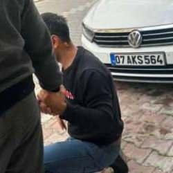 İstanbul'da korkun&ccedil; olay: Park yeri kavgasında boynuna tornavida saplandı!