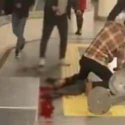 Marmaray'da g&uuml;venlik g&ouml;revlisiyle kavga eden zanlının silahla vurulma anı kamerada!