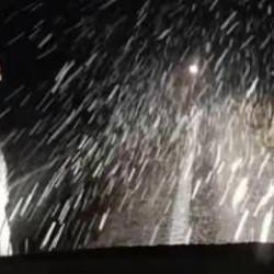 Yoğun kar yağışı! Vatandaşlar şaşkına d&ouml;nd&uuml;! Bir anda beyaza b&uuml;r&uuml;nd&uuml;