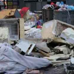 Şehirde çöp dağları oluştu! Her yeri koku sardı! Vatandaş isyan etti: Bıktık, bıktık...