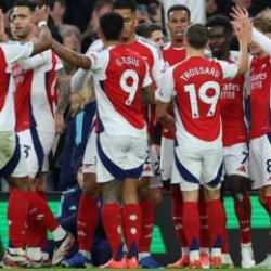 Arsenal 3 golle tarihe geçti! 2000. kez başardılar