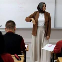 Bedensel engelli öğretmen öğrencilerine örnek oluyor!