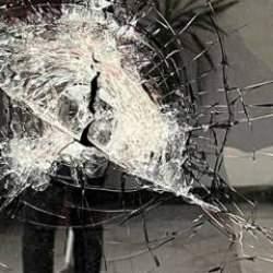 Beylikd&uuml;z&uuml;&rsquo;nde AK Parti İl&ccedil;e Başkanlığı&rsquo;nın camlarını kıran ş&uuml;pheli yakalandı