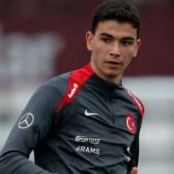 Fenerbahçe 18'lik stoperin peşinde! Para ve takas önerildi