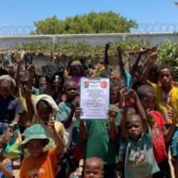 Hediye kabul etmeyen &ouml;ğretmenlerin adına Afrika'daki &ccedil;ocuklara &ccedil;ikolata dağıttılar